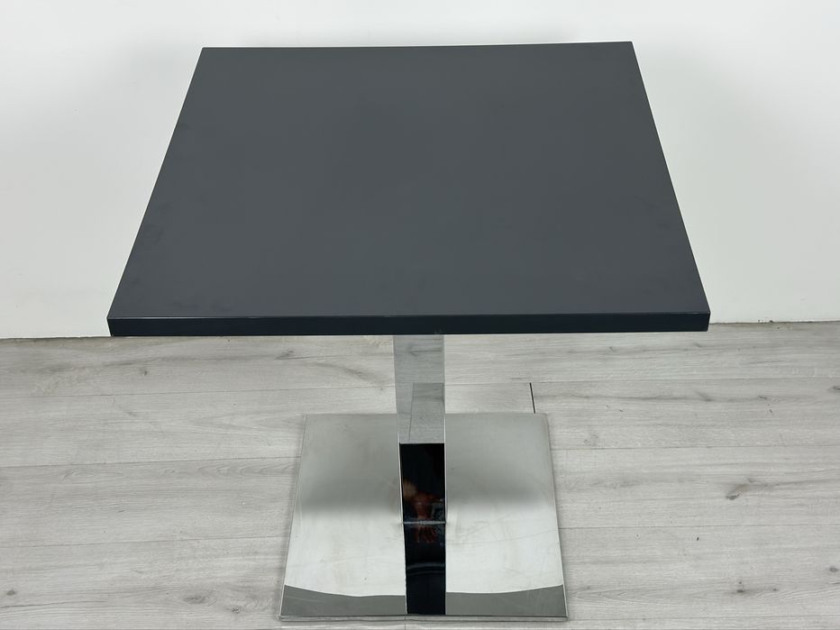 Висококачествена маса Brunner  Идеална за ресторант, кафе или тераса,