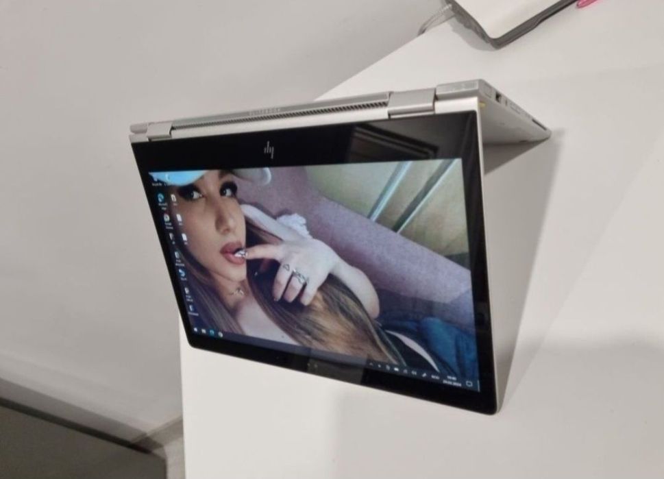 Laptop elitebook hp 2 in 1 , se face si tabletă
