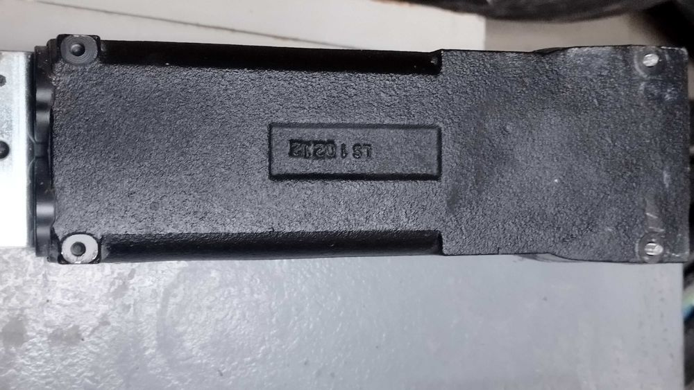 Части за стъклена врата брави , дръжки , подов автомат Dorma и др.