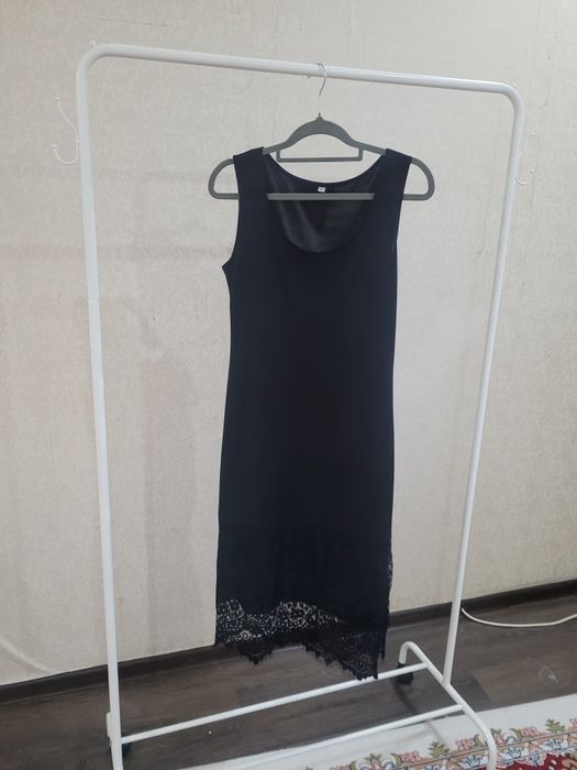 Продам красный пиджак и чёрное платье.