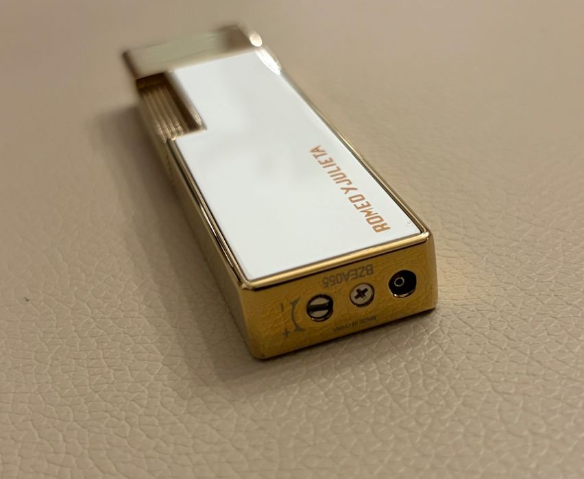 Запалка S.T.Dupont Twiggy Lacquered Lighter ROMEO y JULIETA WHITE