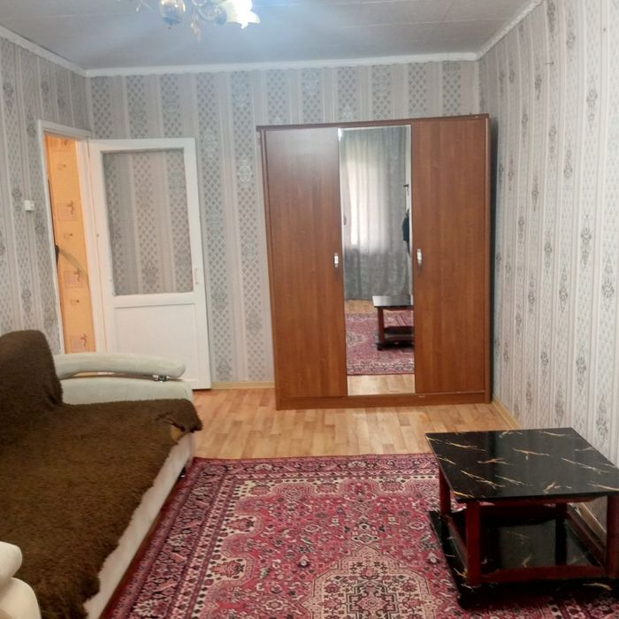 Сдам двухкомнатную в центре.