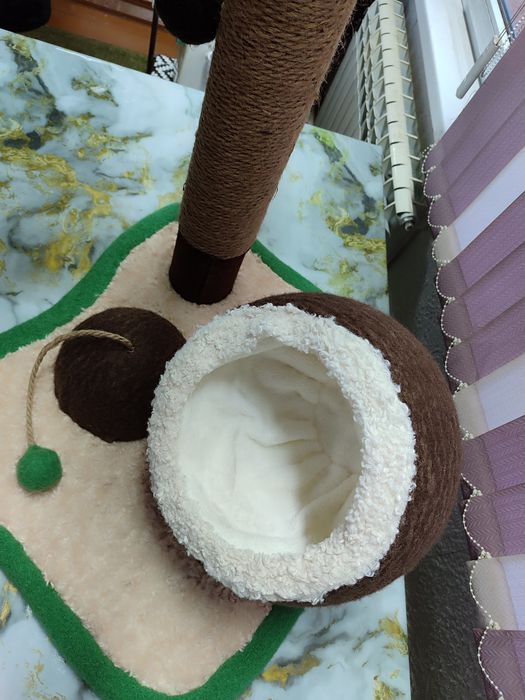 Лежанка для кошек с когтеточкой.