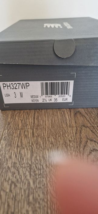 Маратонки за момиче марка "New  balance".