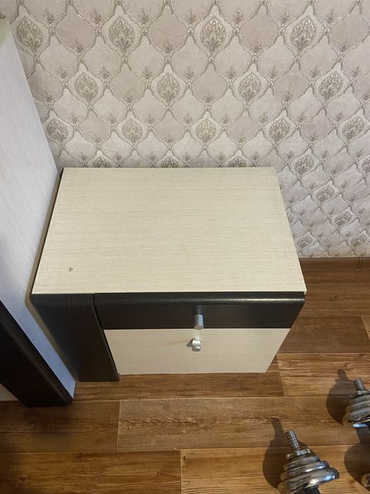 Продам тумбочку, зеркало и шкаф