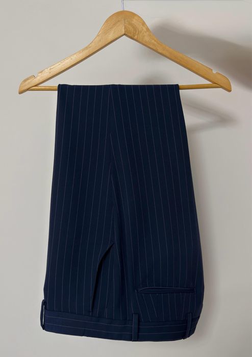 Costum bărbătesc Bigotti, elegant, culoare albastru închis cu dungi albe fine.