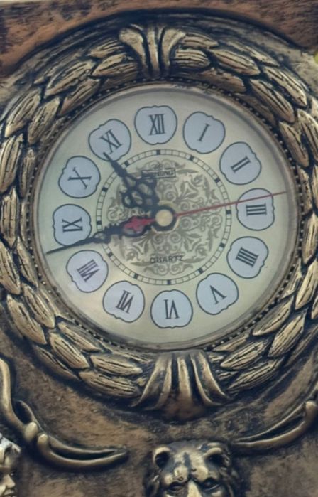 Продам часы с фонтаном.