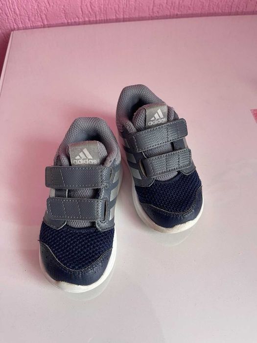 Маратонки Adidas, Nike