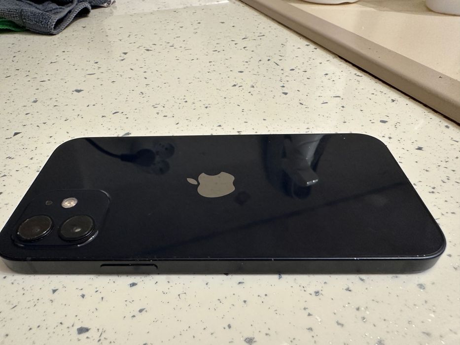 Продавам iphone 12 128GB