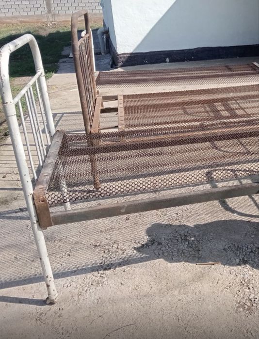 Железная кровать