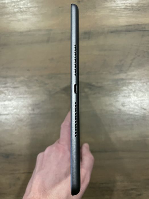 iPad 8th Gen. 32 GB + cablu + husă (A2270)