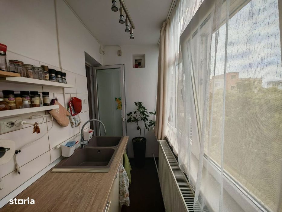 Decomandat, str. Anul 1848 (centru), doua balcoane, etajul 3/4.