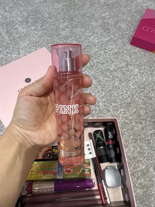 Целый бокс Разной косметики:парфюм, 6 помад 2 карандаша для губ, сереж