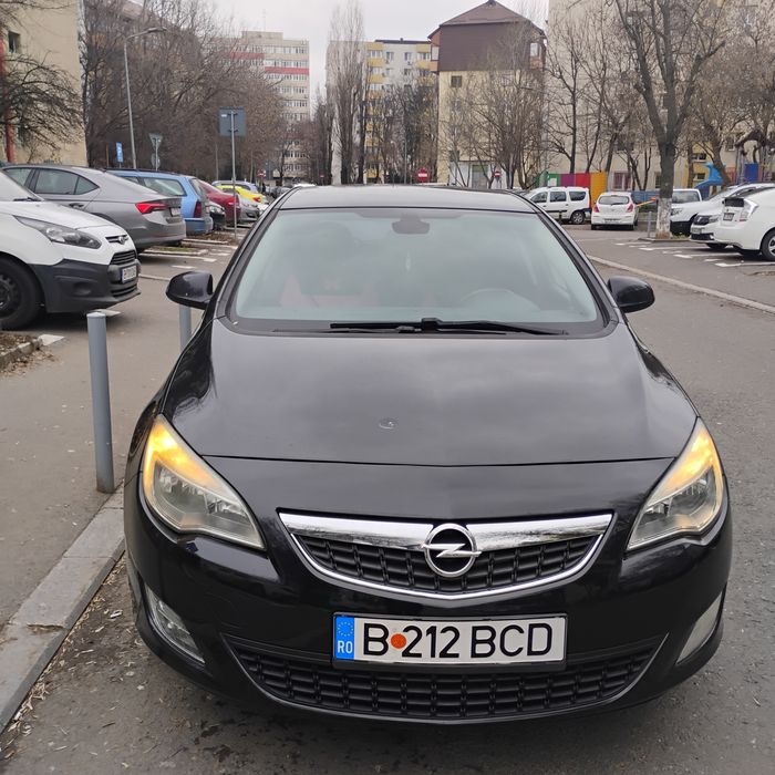 Vând Opel Astra j