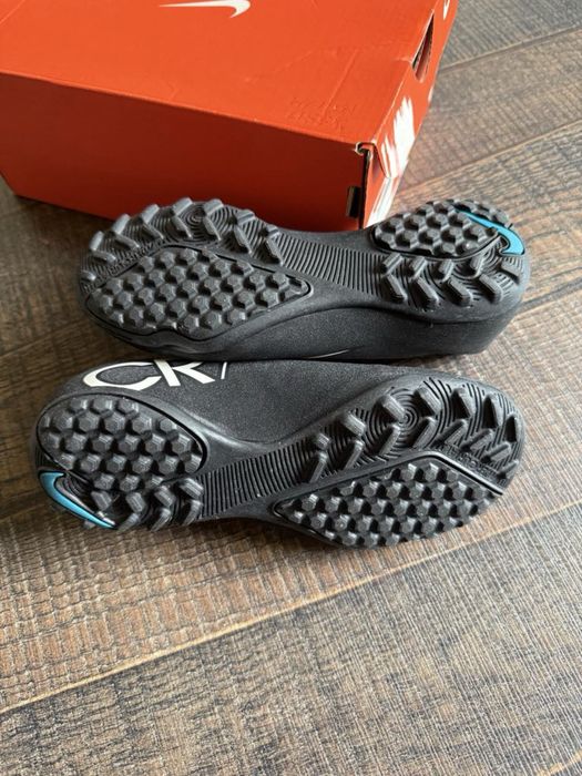 Продавам детски футболни маратонки Nike CR7