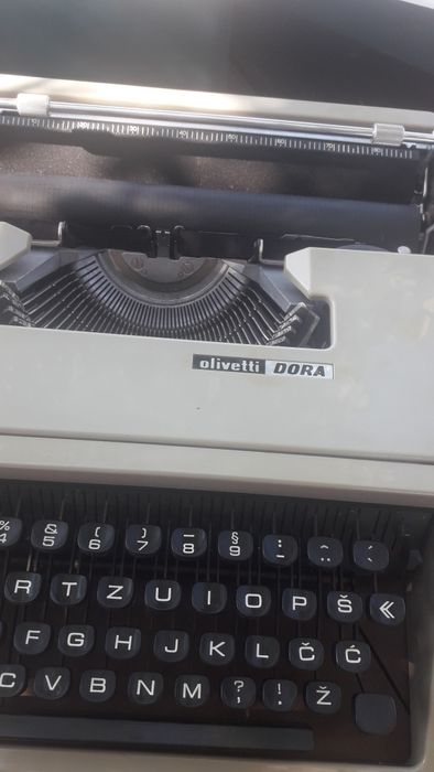 Mașină de scris OLIVETTI 1974