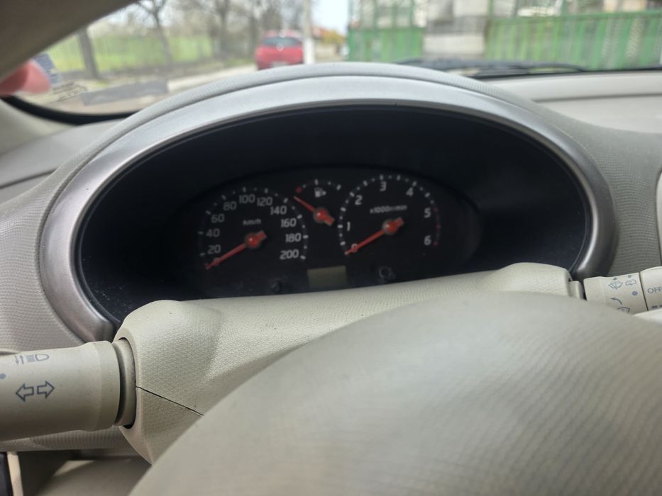 Продавам Нисан Микра