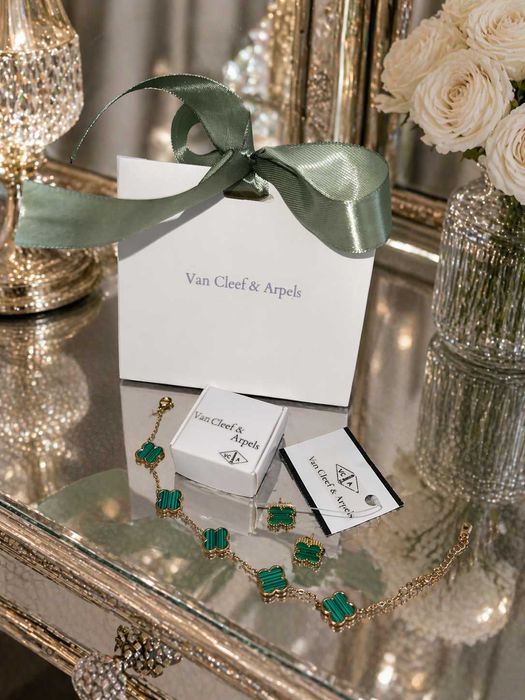 златист сет детелина гривна с обеци комплект бижута ван клиф van cleef с кутия и калъф от велур зелена гривна и зелени обеци неръждаема стомана