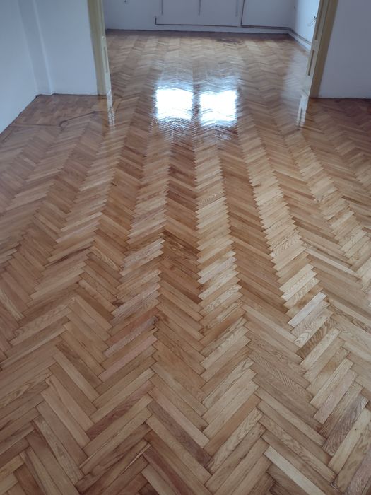 Montez rașchetez parchet