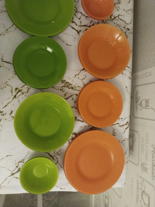 Продам столовый набор тарелок