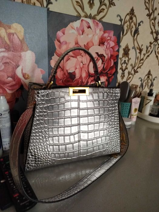 Продам серебристый сумку от бренда Fendi