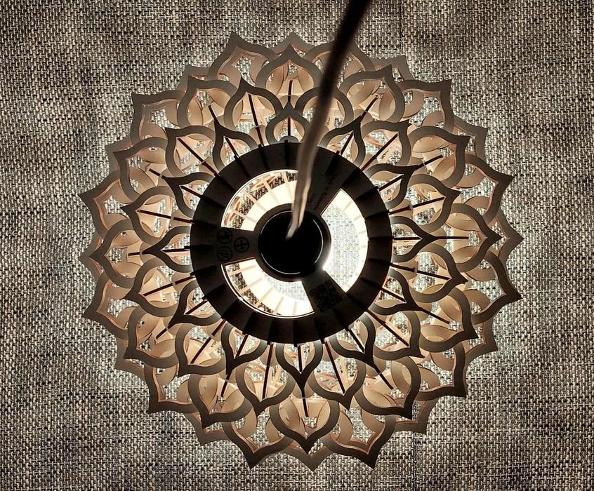 Vând lustră elegantă din lemn MDF