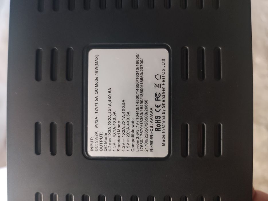 Incarcator acumulatori 1.2v si 3.7v  baterii 18650 AA AAA