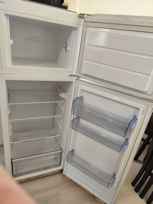 Хладилник Crown с горна камера