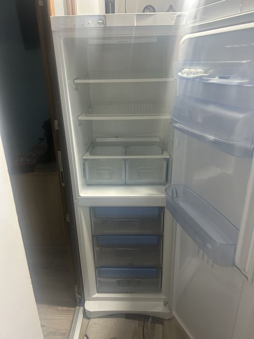 Vand frigider cu congelator