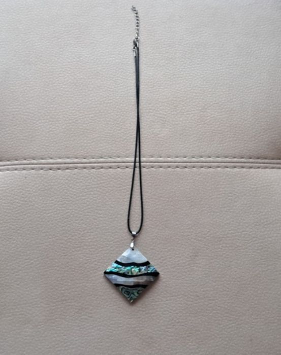 Колие от седиф с кожена верижка.