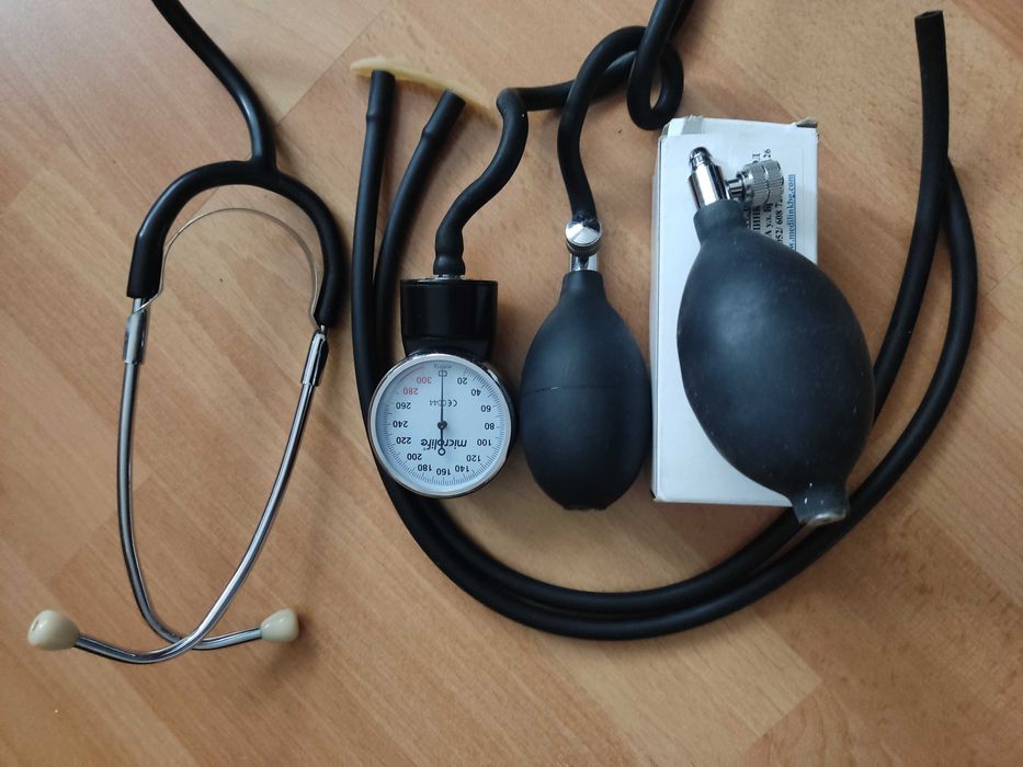 Зарядно, манометър, слушалки, 2бр.помпи и маркучи