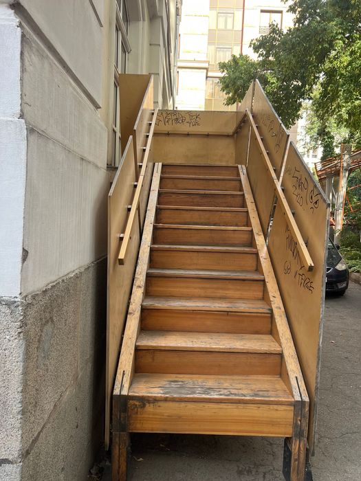 Дървена стълба на колелца от лиственник