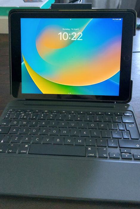 iPad 5th gen 32GB Space Gray + Клавиатура и Писалка