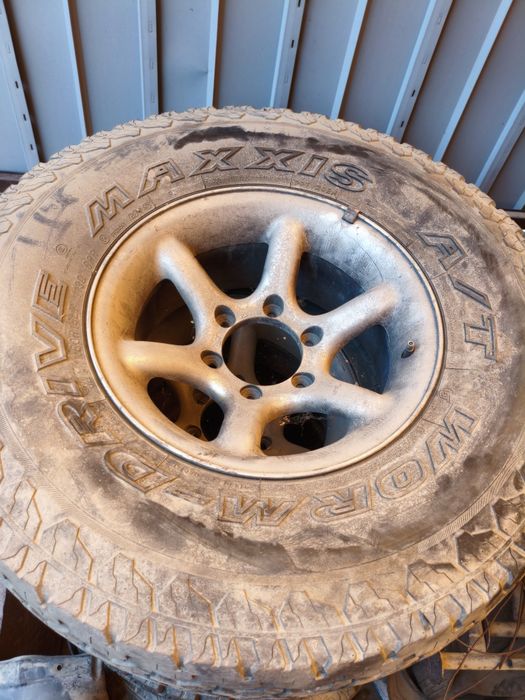 Продам комплект дисков с шинами Maxxis At