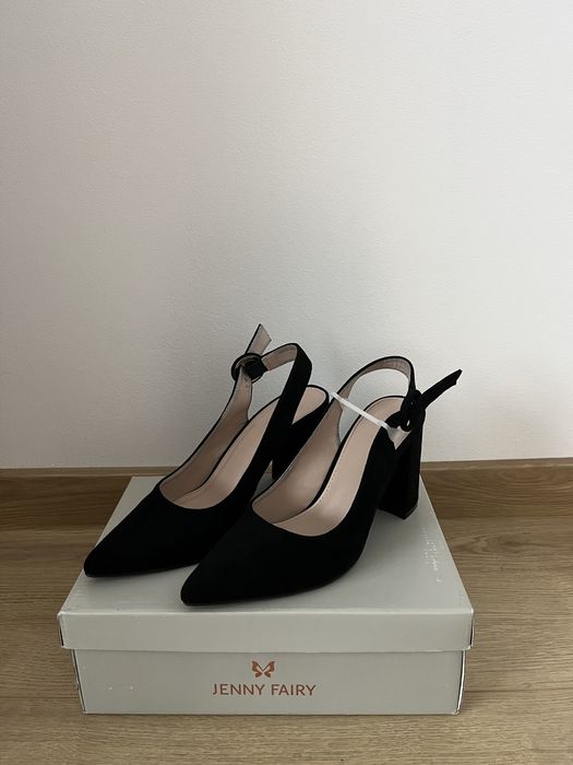 Черни велурени обувки на висок ток