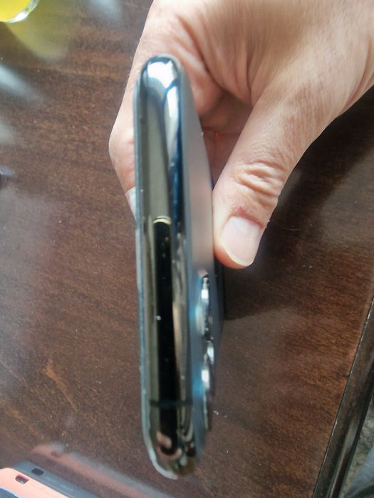 Пордавам IPhone 11 Pro с ПОДАРЪК 3 гръбчета и кабел AUX.