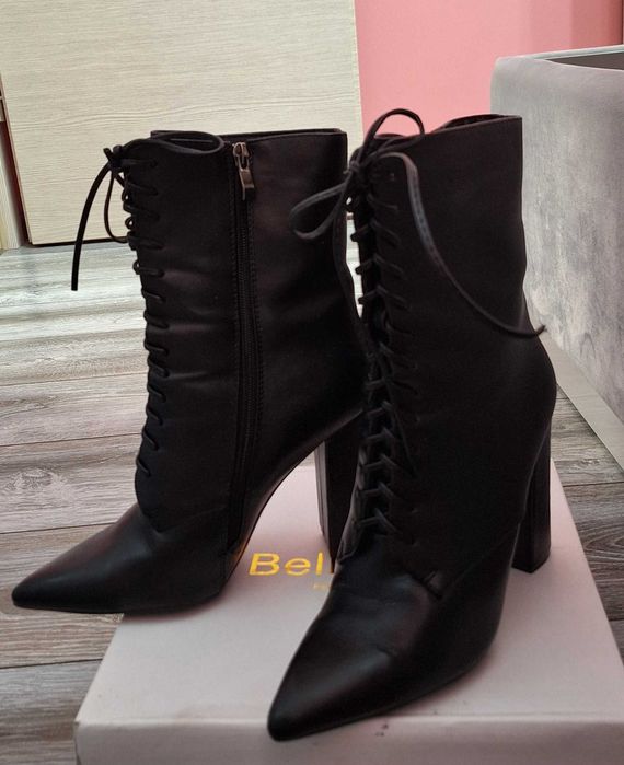 Черни боти с връзки