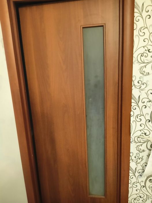 продам дверь межкомнатную с коробкой навесами и обналичкой