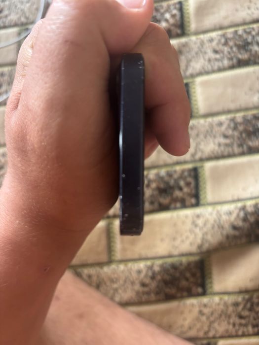 iPhone 12 mini.