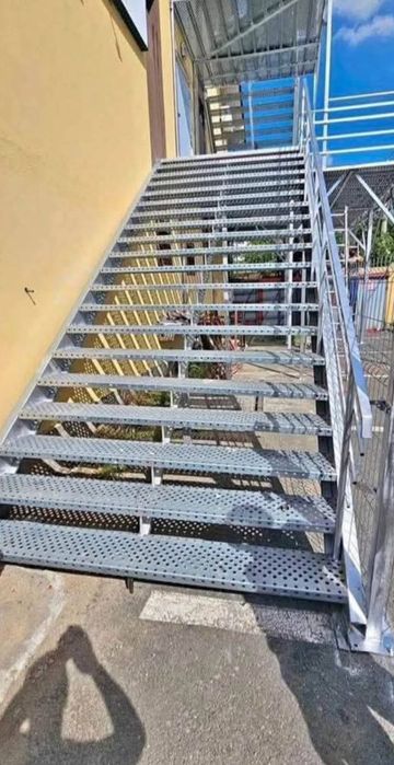 Vând scări metalice zincate, executate la comandă.
Ne deplasăm oriunde în țară.
Asigurăm transport și montaj gratuit.
Pentru măsurători, calcule și co