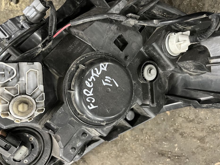 2 броя ляв фар Subaru Forester 3