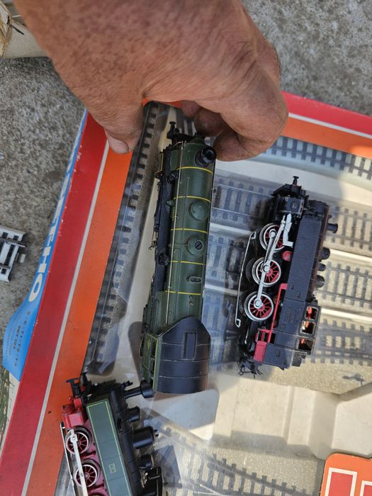 3 броя Локомотив с вагони и релси