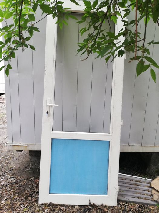 Продам двери пластиковые.