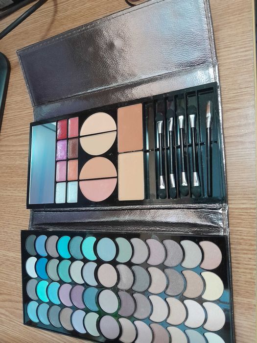 Trusă machiaj, voiaj, 52 culori ploape, 8 rujuri, farduri obraz și ten