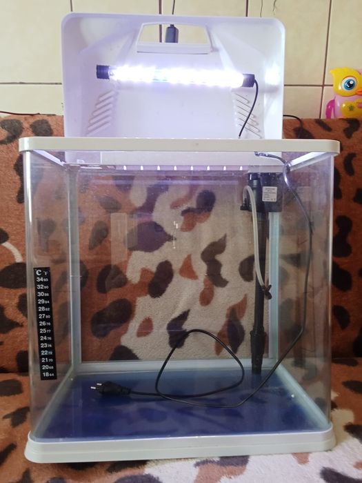 Vând acvariu pești cu lampă cu pompă