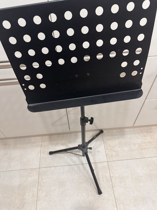 Стойка за ноти с възможност за регулиране на наколн и височина.