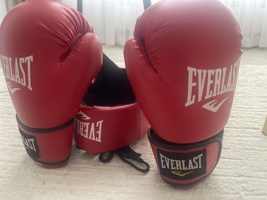 бокс перчатки с шлемом EVERLAST за 20.000тенге.