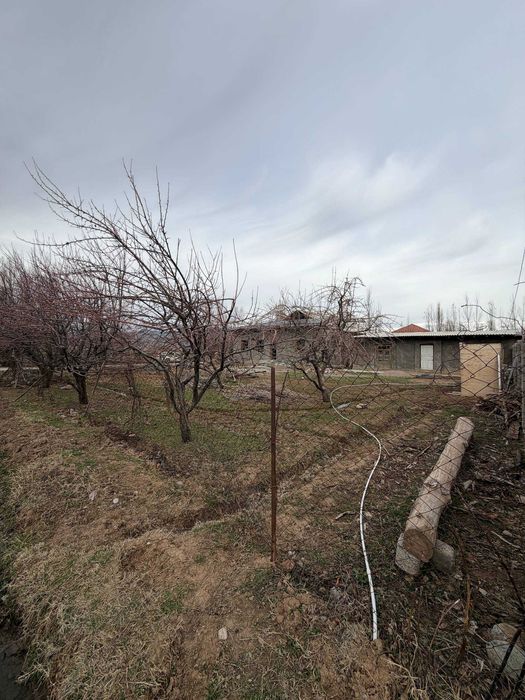 Srochna Fayz kafe orqasida 4 sotix uchastka sotiladi