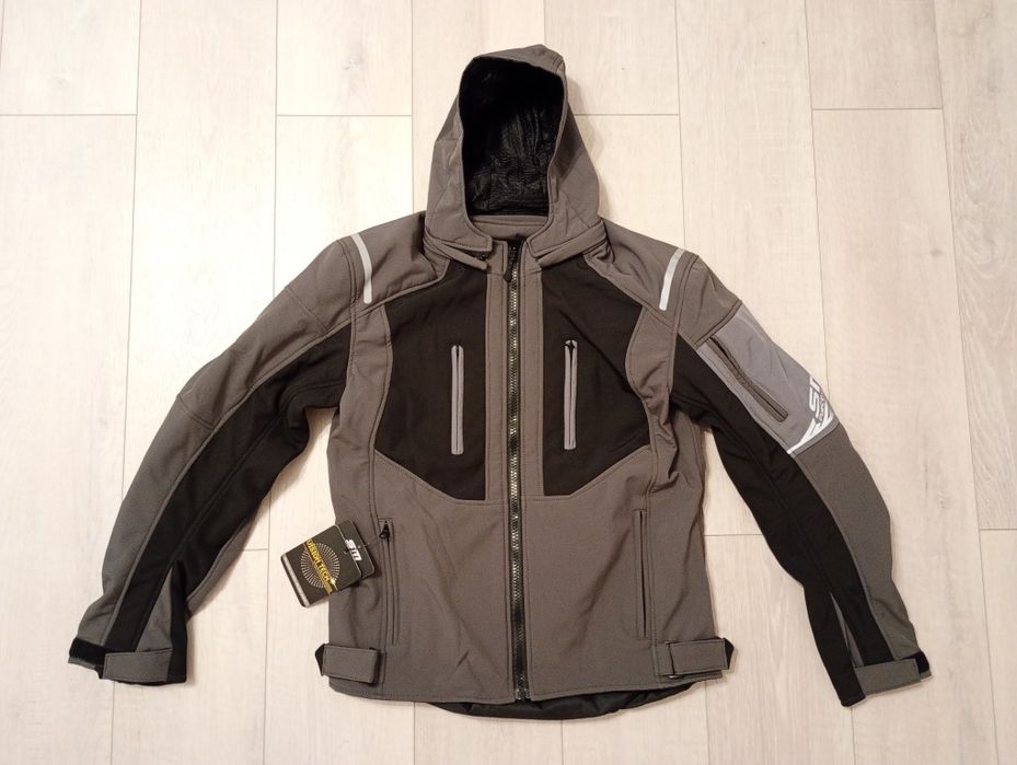 Geaca moto SM Racewear Lima Softshell - Material moale si rezistent la vant, Gluga detasabila, Ventilatie pe piept, Protectii CE (umeri/coate/spate)