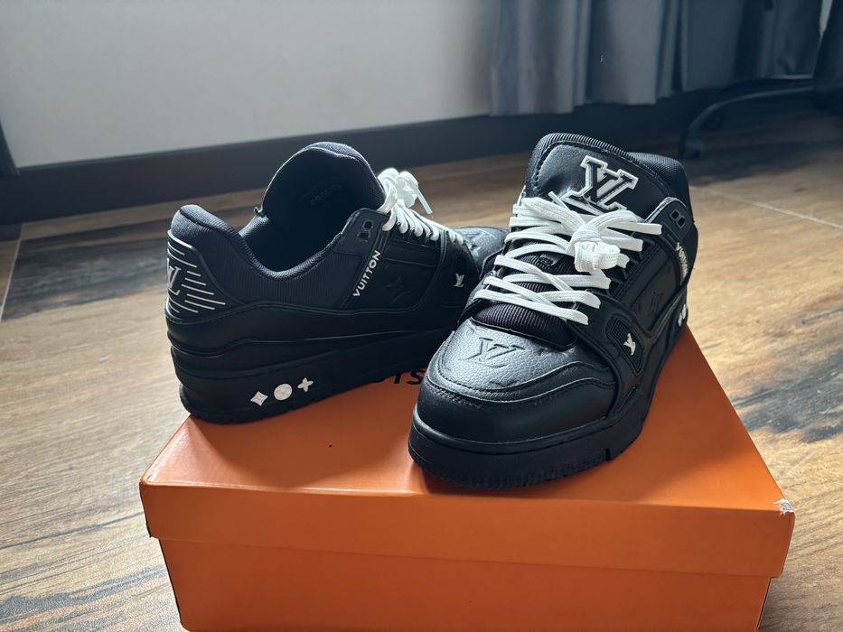LV trainers black